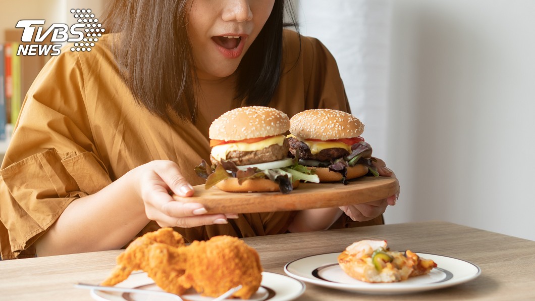 女上班族暴食三份炸雞餐！5特徵恐是暴食症　醫：失控靈魂發出求救