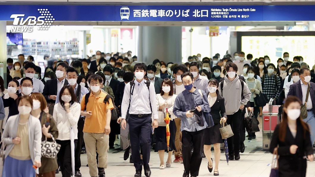 防疫新生活! 日福岡地鐵發放免費口罩