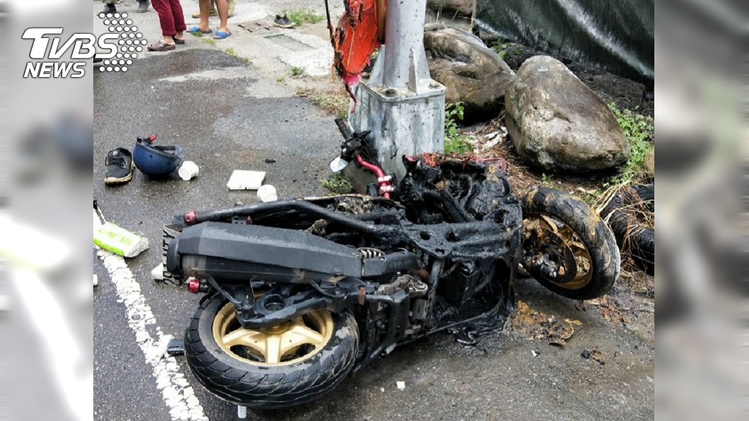 騎車自撞電線桿起火 男無生命跡象搶救中