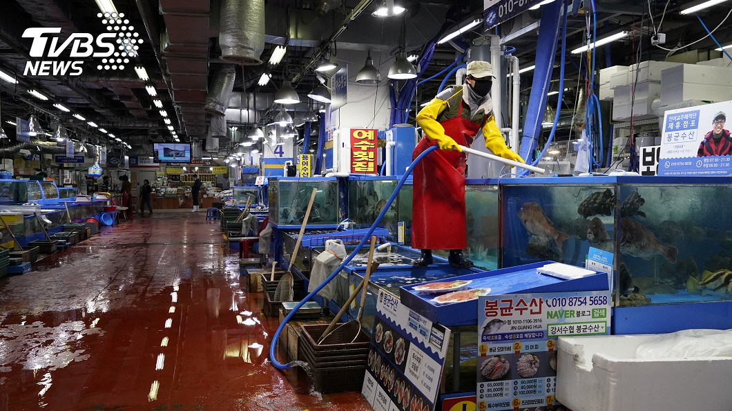 疫情衝擊難抵擋 首爾魚店生意少三成
