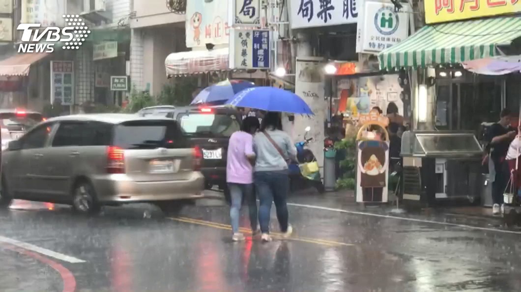 記得帶傘!全台10縣市大雨特報 注意雷擊、強陣風
