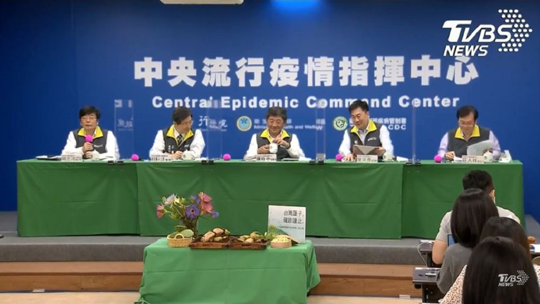 連11天無新增!指揮中心擺蓮子 象徵確診「連止」