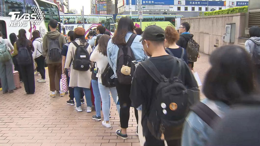 TVBS民調／修憲投票年齡下修18歲　44%不贊成
