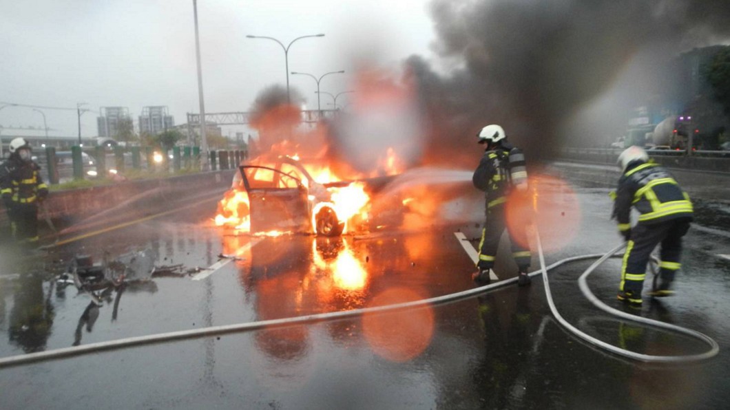 自小客台74線自撞火燒車 駕駛脫困受傷送醫