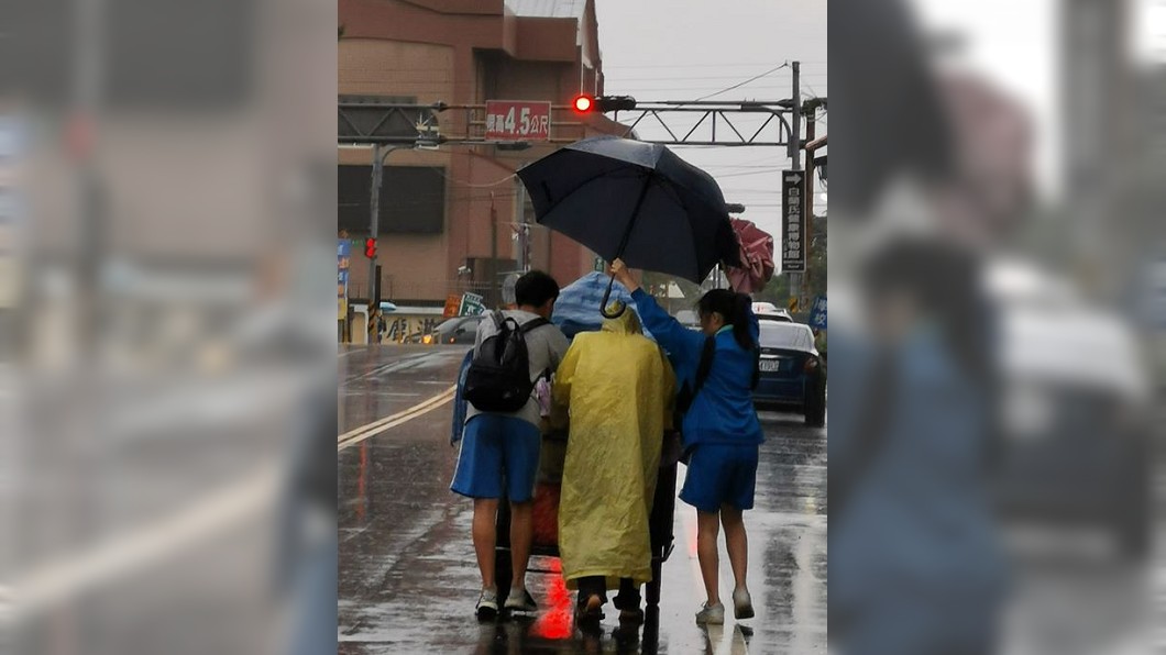 暖心!2高中生大雨助老翁撐傘推車 網友貼暖照被推爆