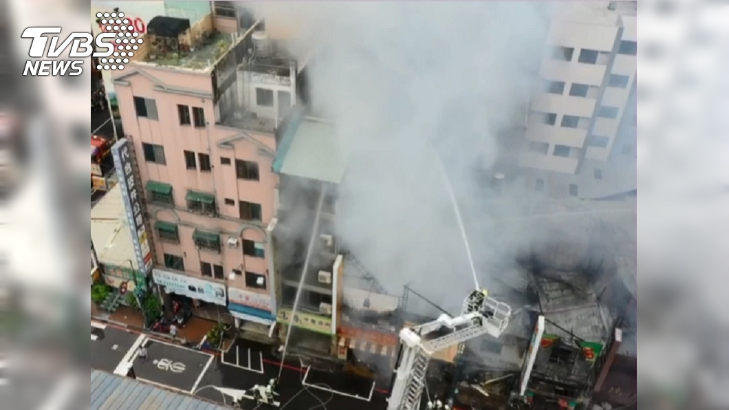台中中華夜市今晨發生火警，火勢延燒多間店面。(圖／台中市消防局提供)