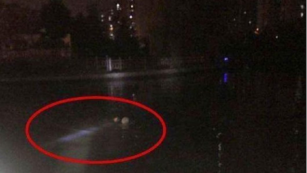 夜釣驚見漂浮女…男笑充氣娃娃啦!突聞「詭異鈴聲」嚇壞