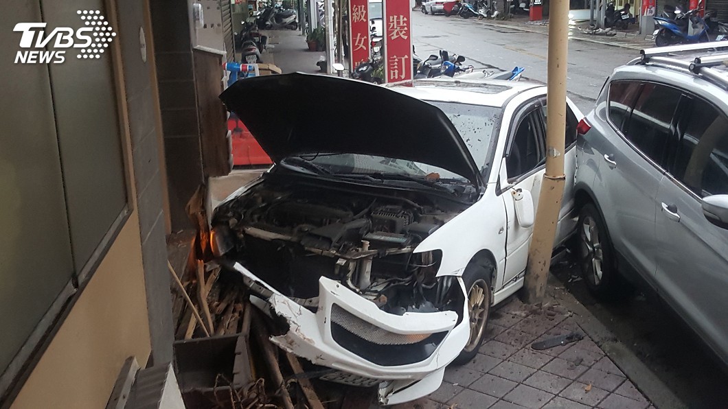 疑天雨路滑失控　澎湖自小客衝撞店家駕駛受傷送醫