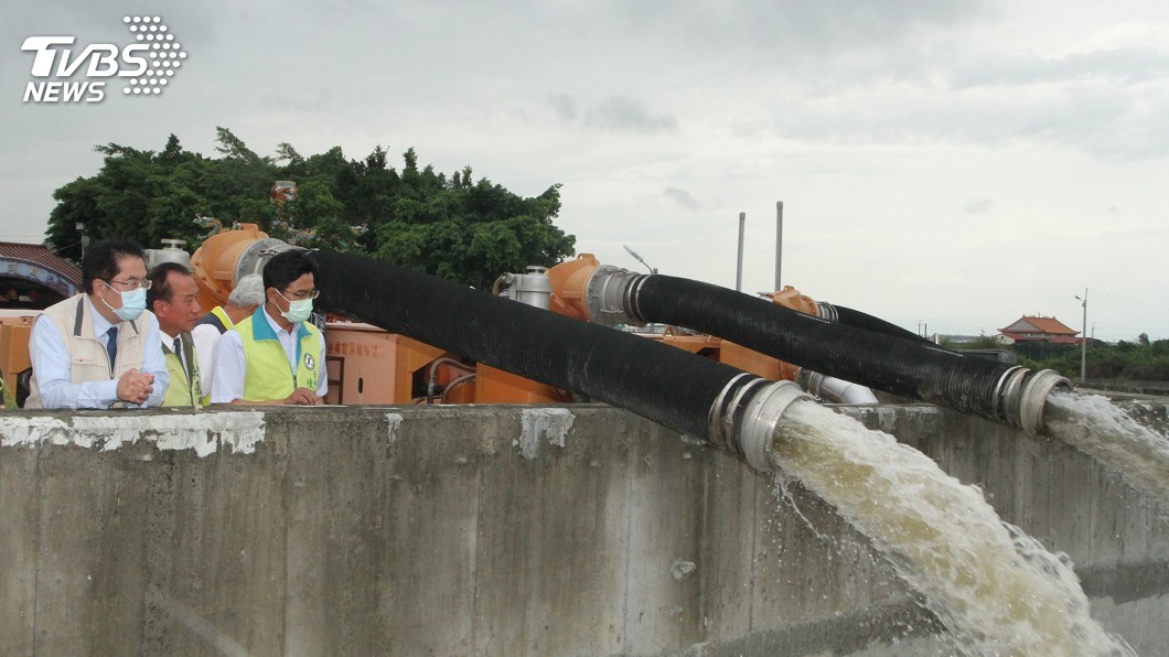 憂大雨致災　黃偉哲親巡易淹水區防汛整備
