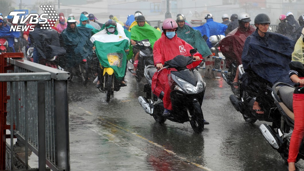 騎車穿兩件式雨衣「肚子還是濕」…內行人揭1招秒解決