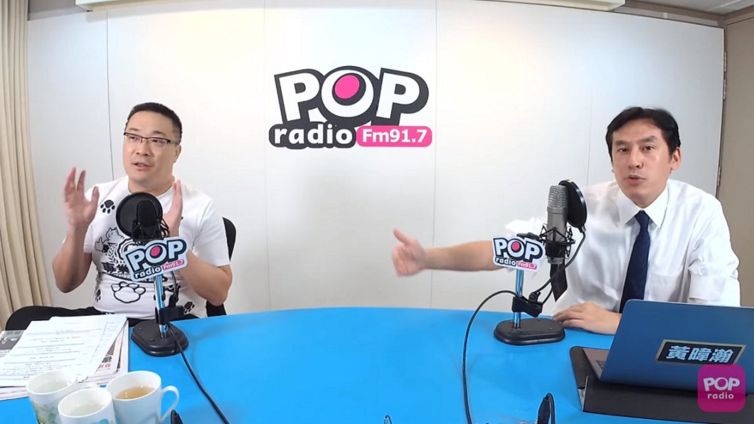 「宅神」朱學恒在廣播節目《POP搶先爆》中專訪資黃暐瀚。(圖/翻攝自YouTube POP Radio聯播網官方頻道)