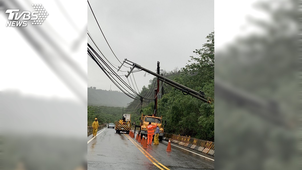 滯留鋒面挾大雨　高市山區局部停電、台20線有落石