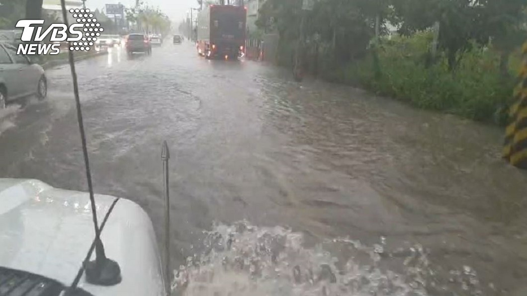 大豪雨強襲高雄 部分道路變小河、水淹輪胎高