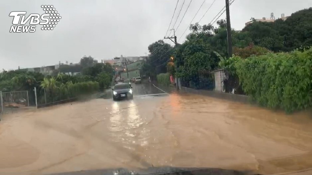 大樹區中華路道路變小河。(圖/TVBS資料畫面)