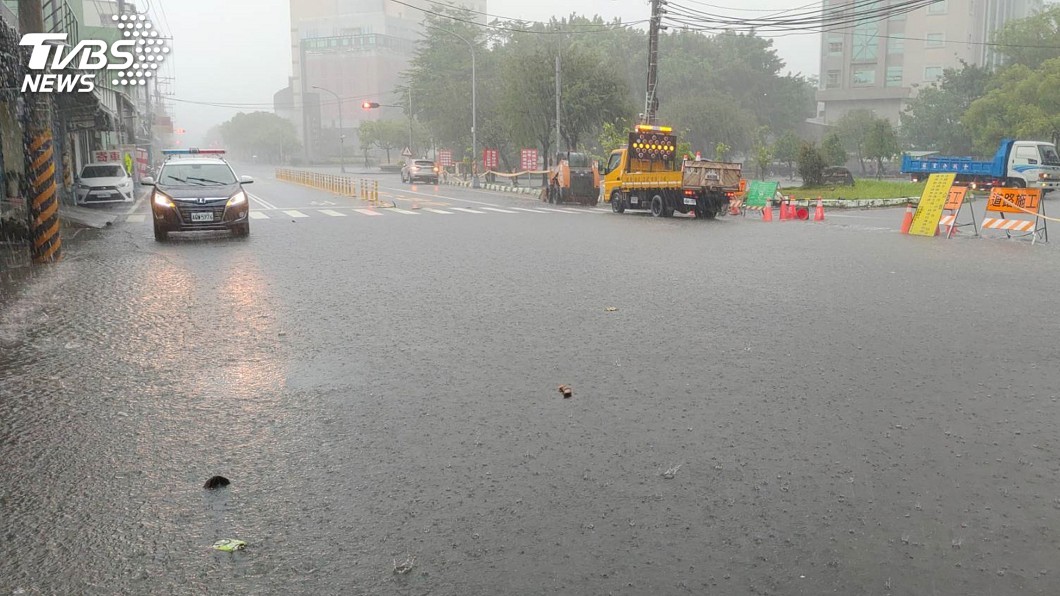 大雨一直下 屏東陸續傳淹水落石災情