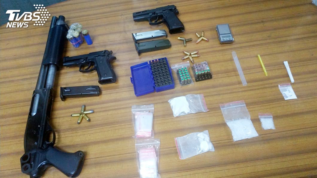 緝毒發現大批槍彈手槍上膛　高雄警逮捕犯嫌場面驚險