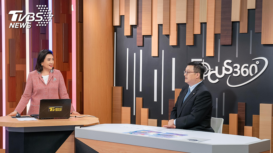TVBS《FOCUS 360》主持人方念華和來賓 中華職棒英語主播王雲慶。圖/TVBS