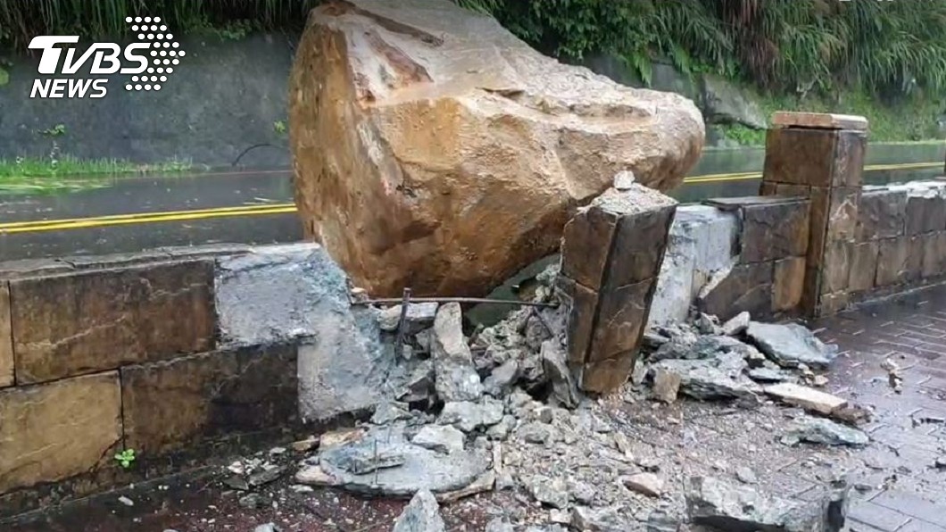 基隆外木山5噸巨石砸落 人行道圍欄崩塌