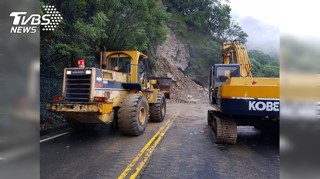 中橫邊坡崩塌堵隧道　谷關工務段徹夜搶通