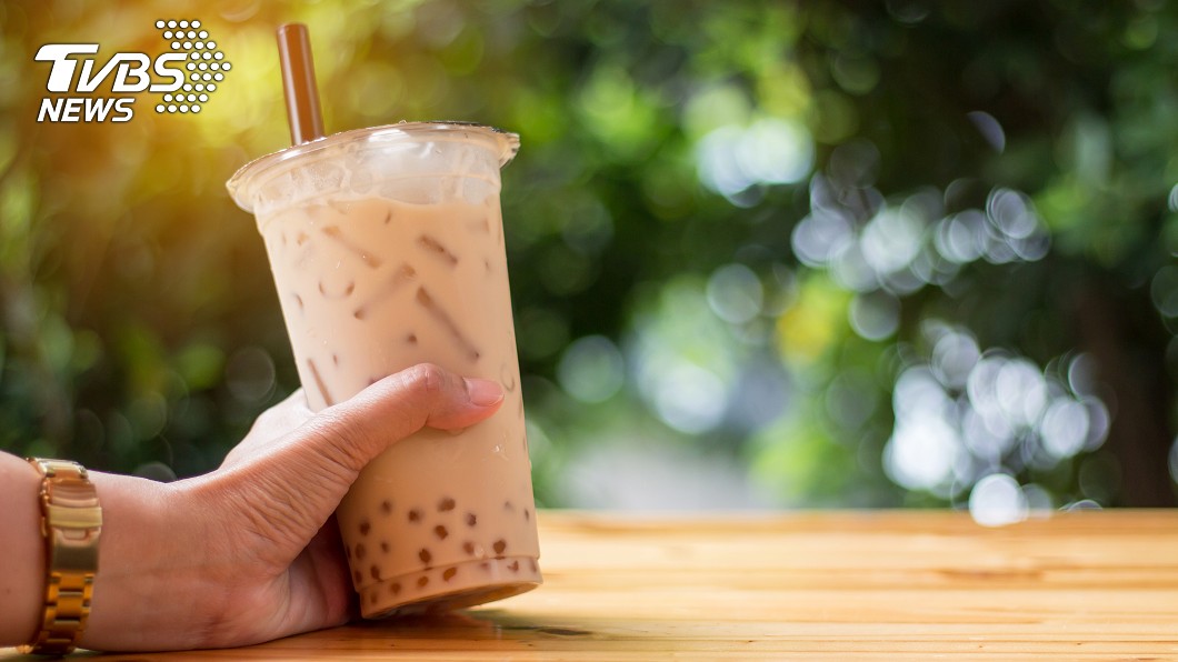 買人氣手搖飲…驚見杯底「真空層」 網氣炸怒喊抵制