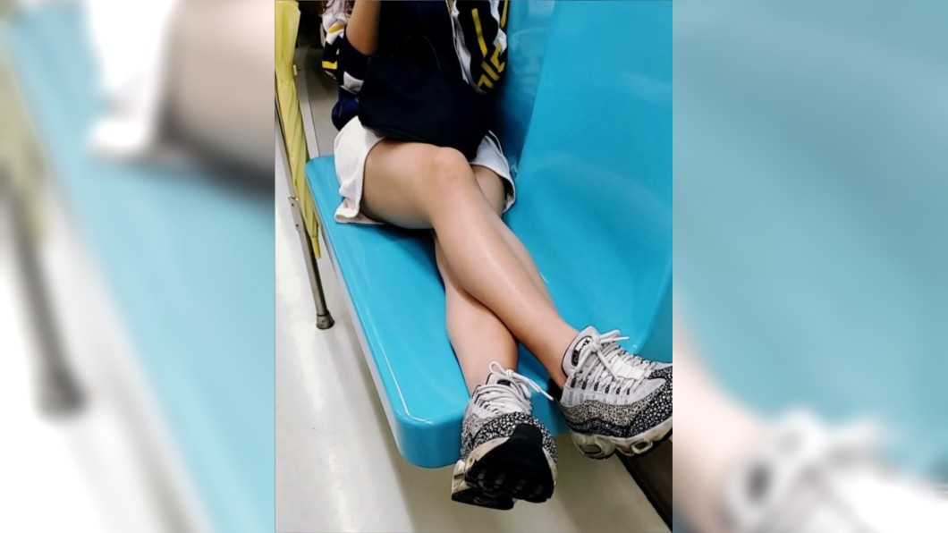妹子搭捷運狂秀長腿 眾人一看暴怒:真沒家教!