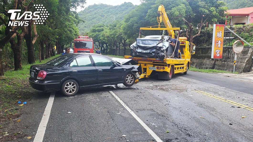 疑雙黃線超車失控　台東海岸公路兩車對撞1死2重傷