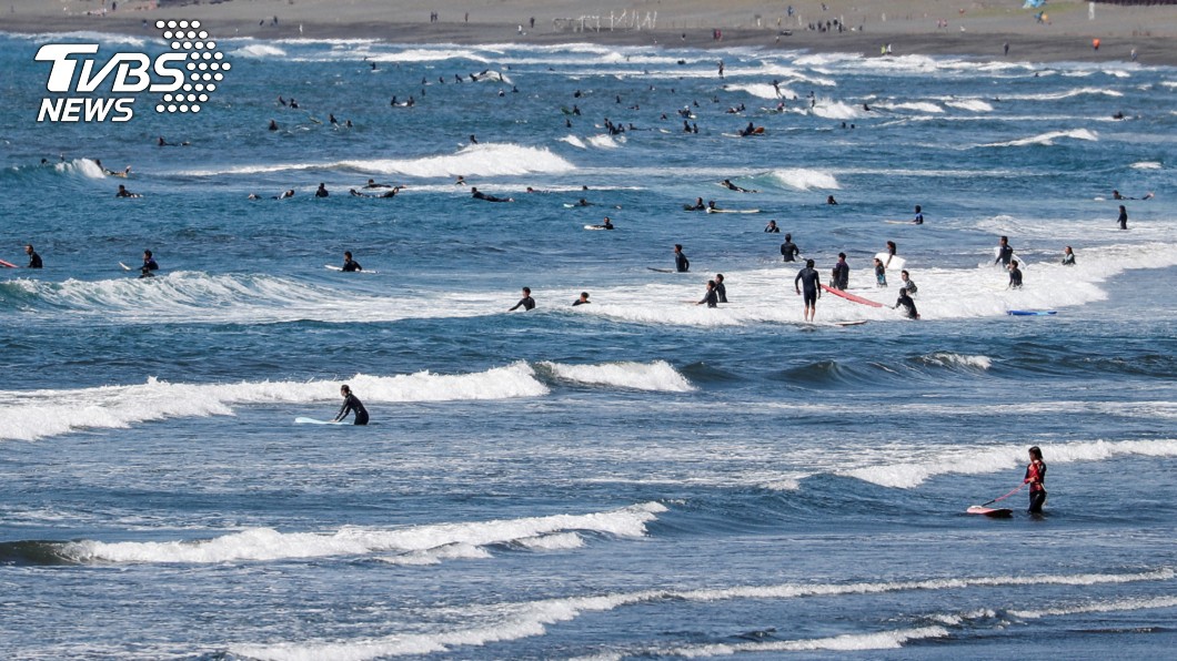 日本全境解禁前夕 觀光客湧入湘南海岸