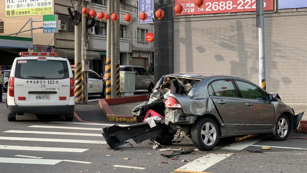 中市公車駕駛急性腦中風　失控衝撞路邊8車