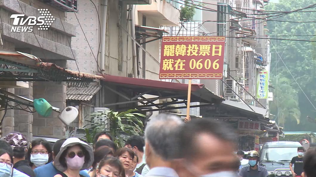 GG了!韓粉大叔西門町踢館罷韓 下秒查出是通緝犯帶走