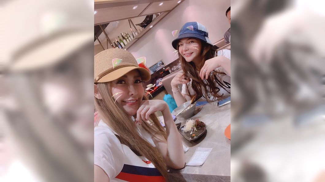 小甜甜和愷樂約定好要當彼此的伴娘。(圖/翻攝自小甜甜臉書)