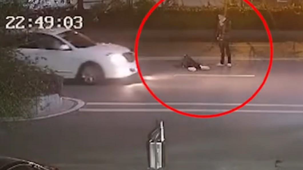 胎死腹中!孕婦仆街賭氣男友 轎車衝撞雙雙遭重輾