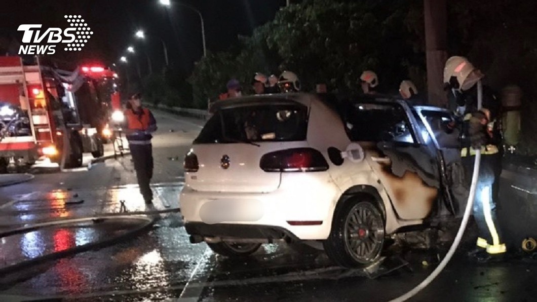 快訊／桃園車禍自撞火燒車　烈焰焚車3人死亡