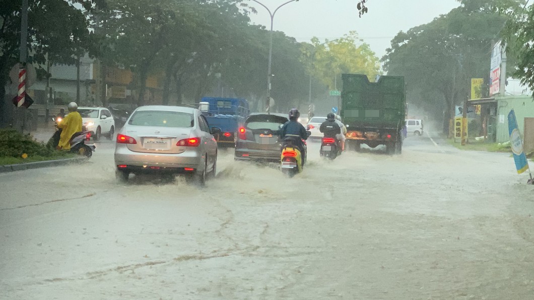 雨炸不停! 高市鳥松大樹區積水半個輪胎深