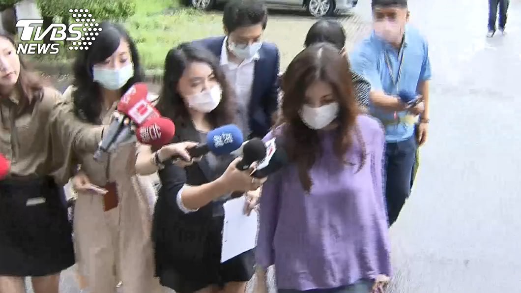 何如芸哽咽表示出來再說。(圖/TVBS)