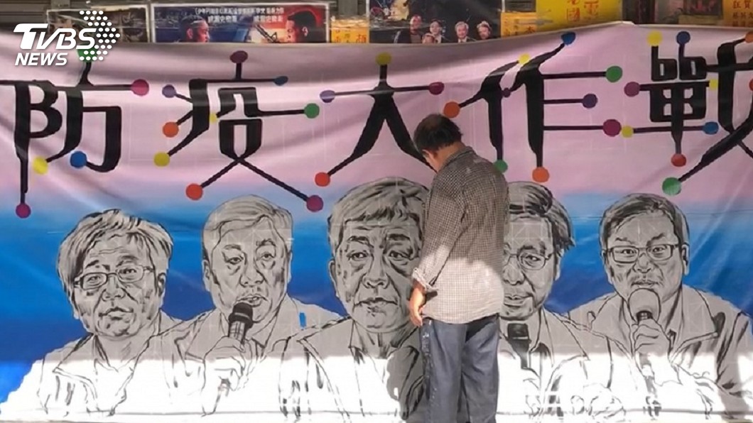 顏振發完成手繪防疫大作戰看板 將送給陳時中