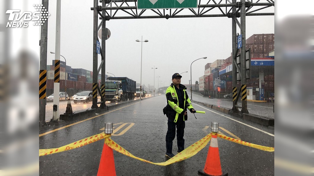 大雨滂沱積水盈尺 高市一國道北上匝道封閉
