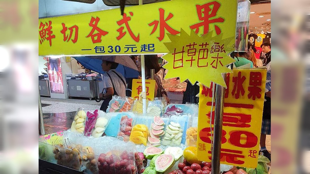 不忍阿婆酷暑擺攤 她買4袋水梨一咬:是醃蘿蔔...