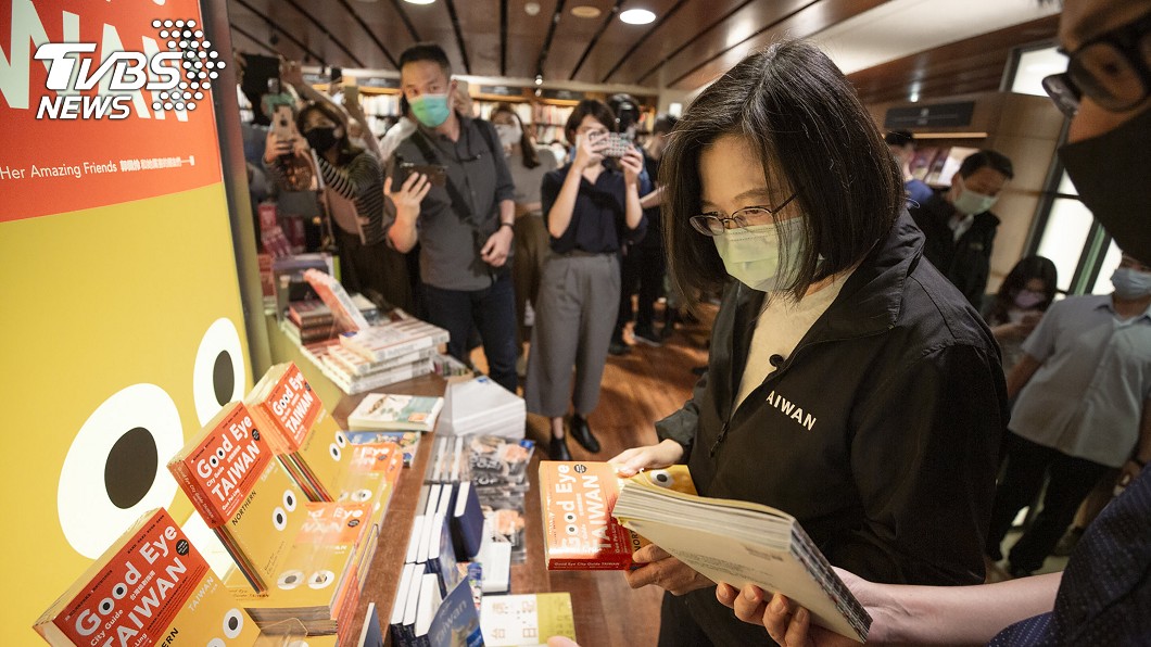 誠品敦南倒數營業 蔡總統悄探訪買了這本書