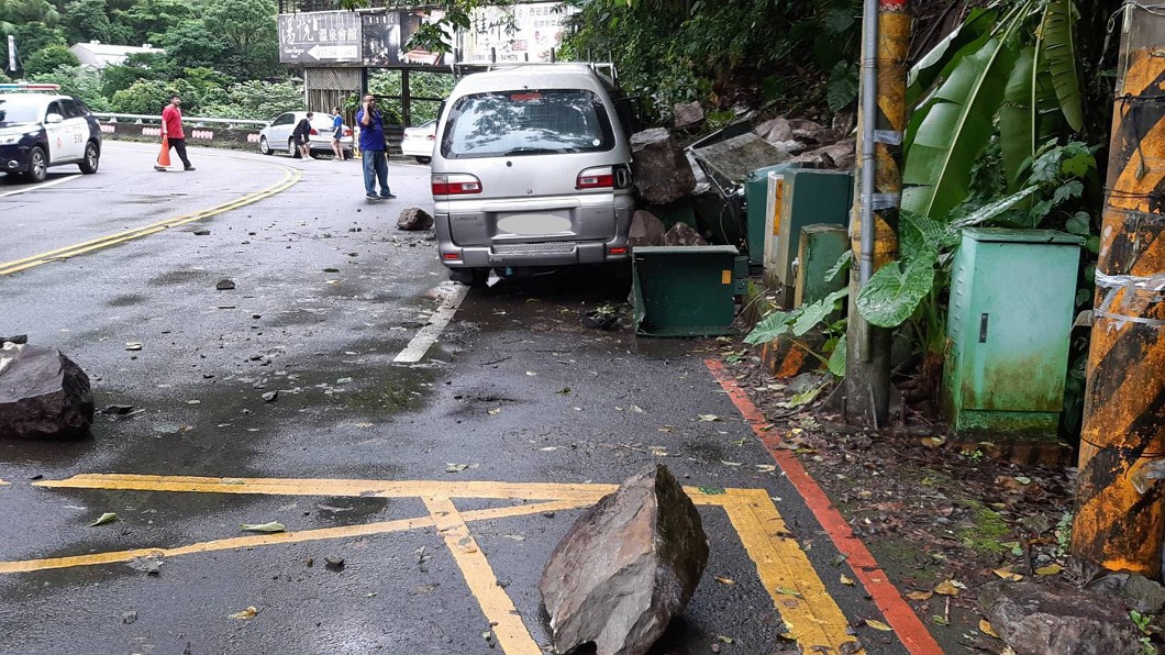 苗縣泰安山區雨後落石砸車　駕駛幸運躲過一劫