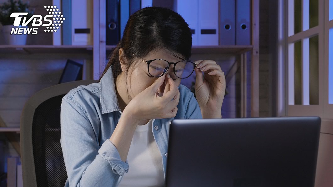 3月內近視暴增200度 36歲女雙眼發炎罹假性近視