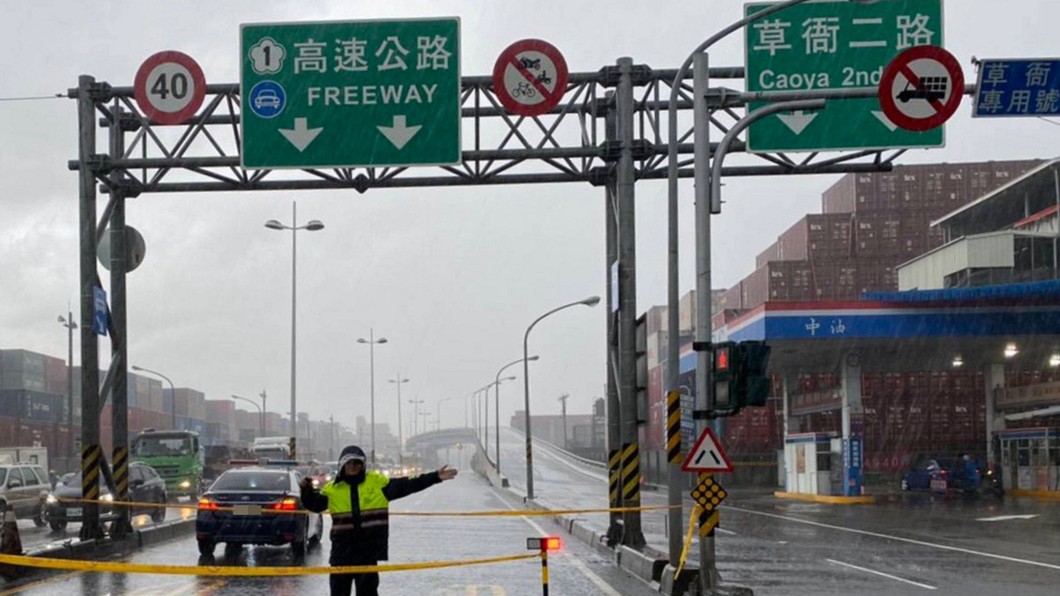 高雄豪雨不斷 草衙二路國道北上匝道封路