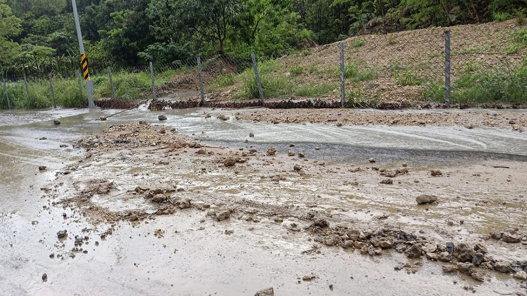 雨彈狂炸高雄!邊坡崩落路面土石流 積水道路開車像坐船