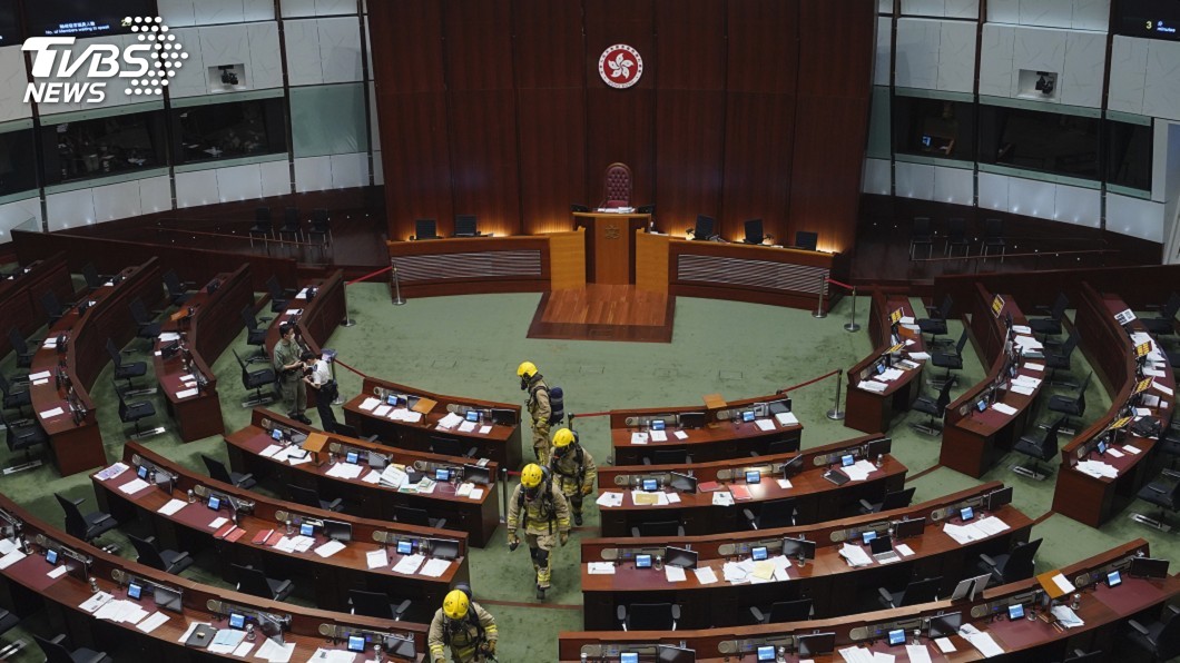 香港立法會審議國歌法 泛民議員群起阻撓