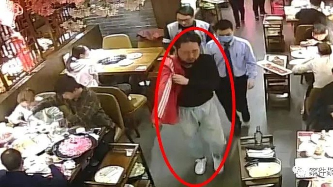 上海出現2名男子專門在火鍋店吃霸王餐。(圖/翻攝自微博)