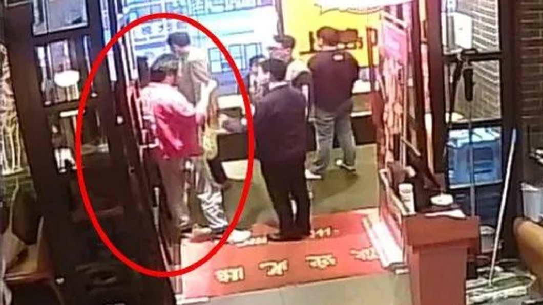 2男還會攜帶碎玻璃含入口中,假稱吃到玻璃受傷要求店家賠償。(圖/翻攝自微博)