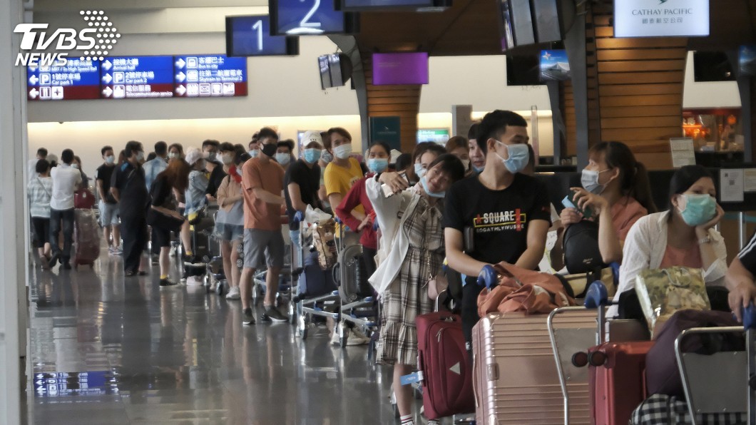 越南首派專機來台接僑民 數百名旅客湧現機場