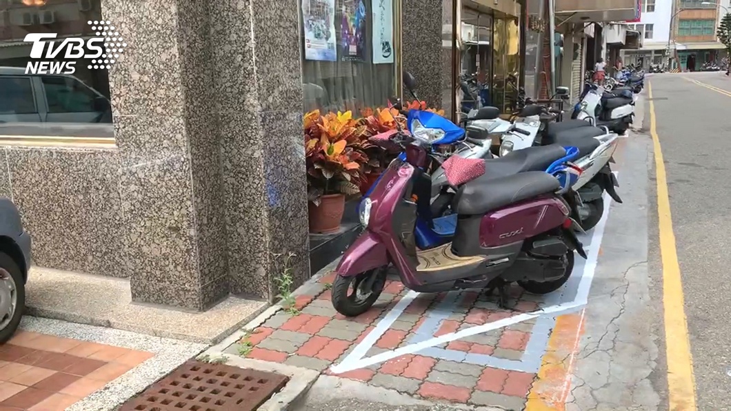 跑障礙賽嗎?行道劃車格 行人冒險爭道