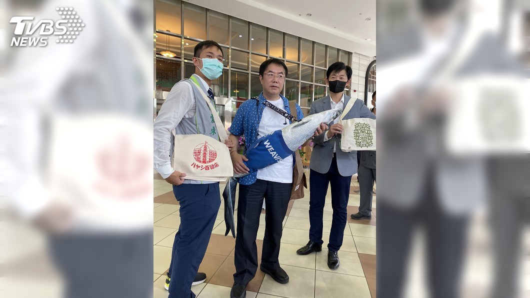 陳時中明訪台南 黃偉哲秀黑琵花襯衫、虱目魚背包