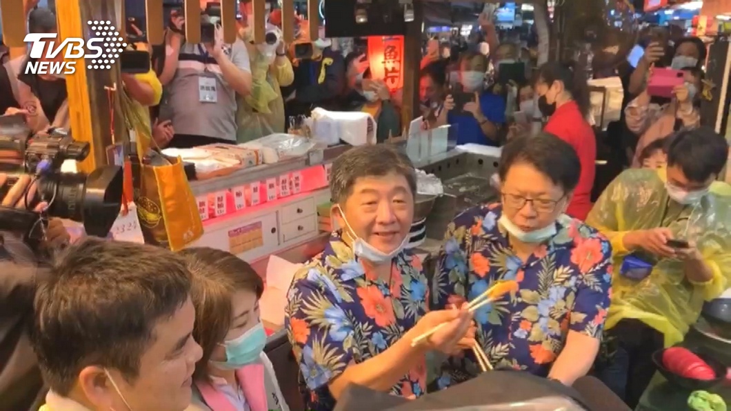 穿黑琵襯衫、背虱目魚包 阿中訪台南裝扮曝光