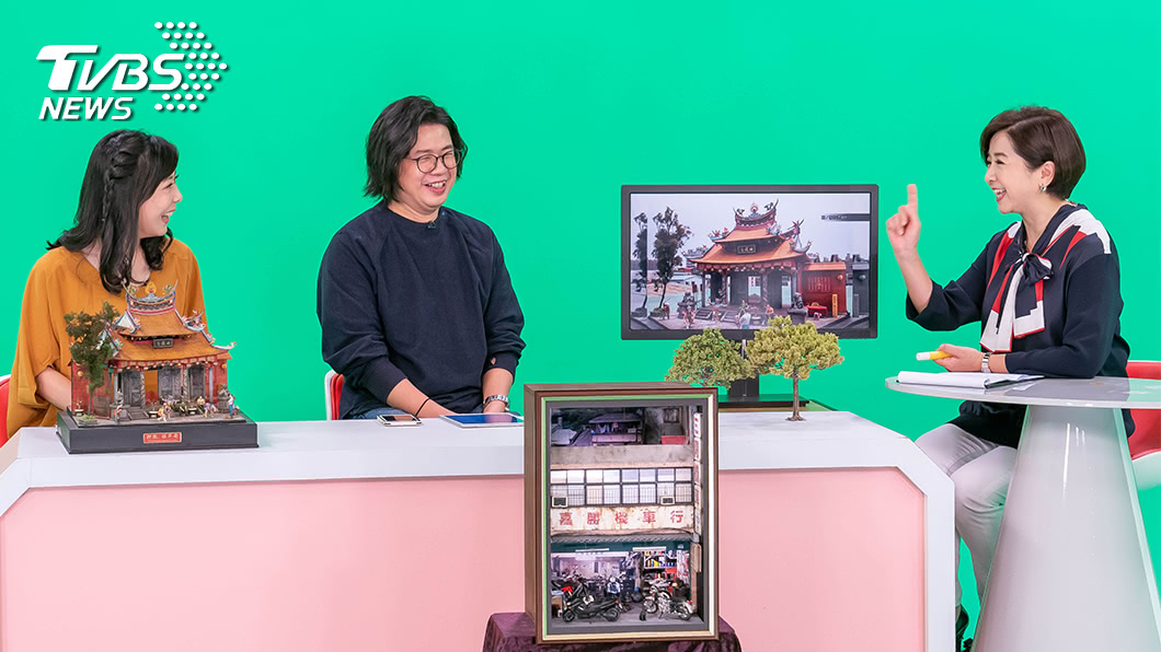 主持人莊開文在節目中訪問袖珍藝術家,詢問製作的材料和工法,重拾做模型了熱情。(圖/TVBS)